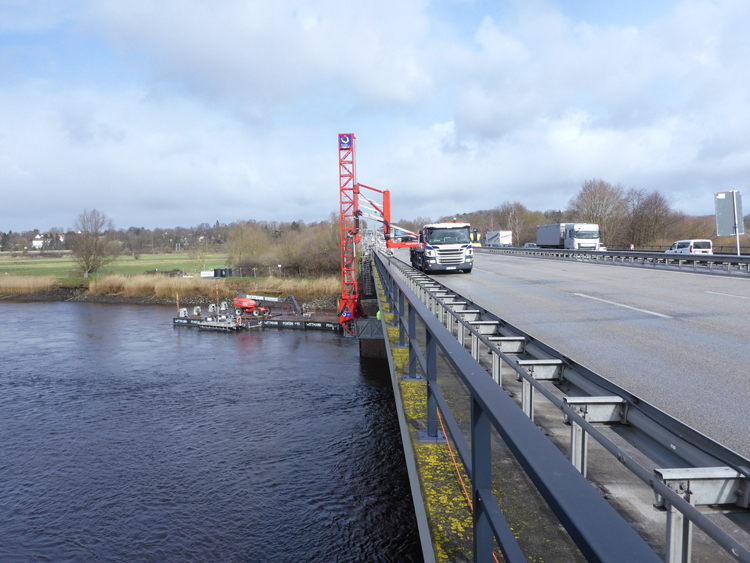 20210326 Sperrung Autobahn Brückensanierung Lesumbrücke_Baugerät