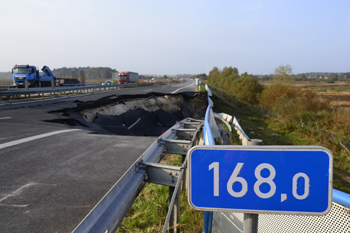 A20 Ostseeautobahn abgesackt Tribsees Straendammrutschung Fahrbahnsenkung 416