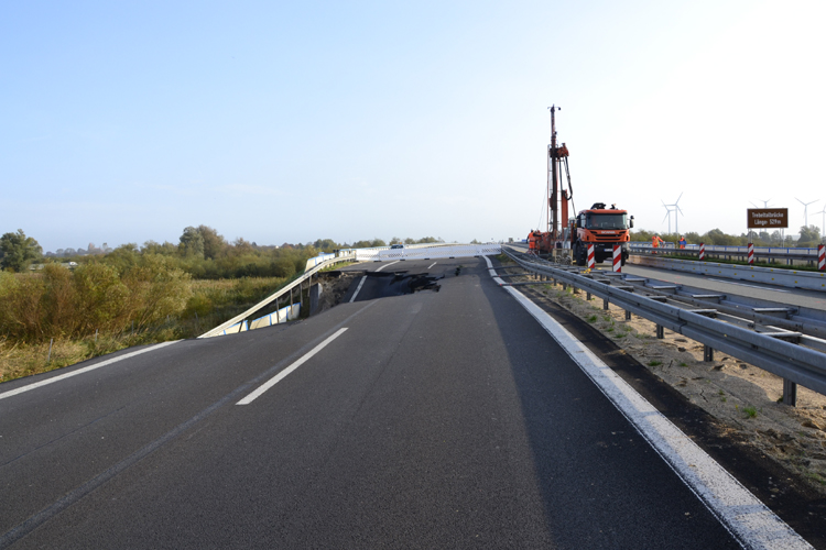 A20 Ostseeautobahn abgesackt Tribsees Straendammrutschung Fahrbahnsenkung 448