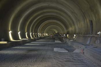 A44 Autobahntunnel in Bau Nordröhre Tunnelbau Brunnengalerie Brandbeständigkeit Faserbeton 58