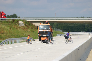 A94 Forstinning Fahrradfahrer auf der Autobahn 90