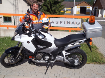 Autobahn Autobahnmeisterei 2 Siegfried Sattler mit dem Asfinag-Motorrad