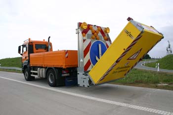 Autobahnmeisterei Anpralldämpfer Sicherungsfahrzeuge Absperrtafel 15