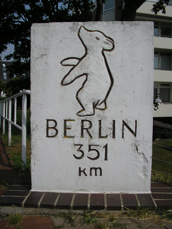Kilometerstein Berliner Bär Grömitz