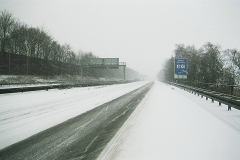 Schneedecke auf Autobahn